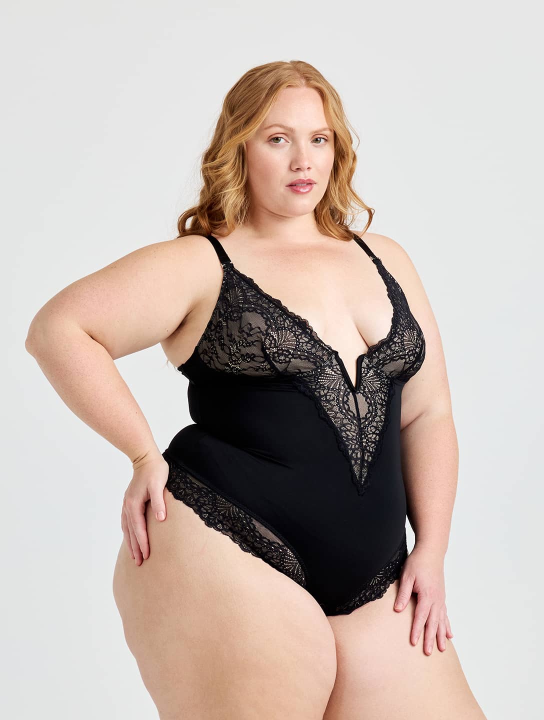 Body com decote em V e meio rendado