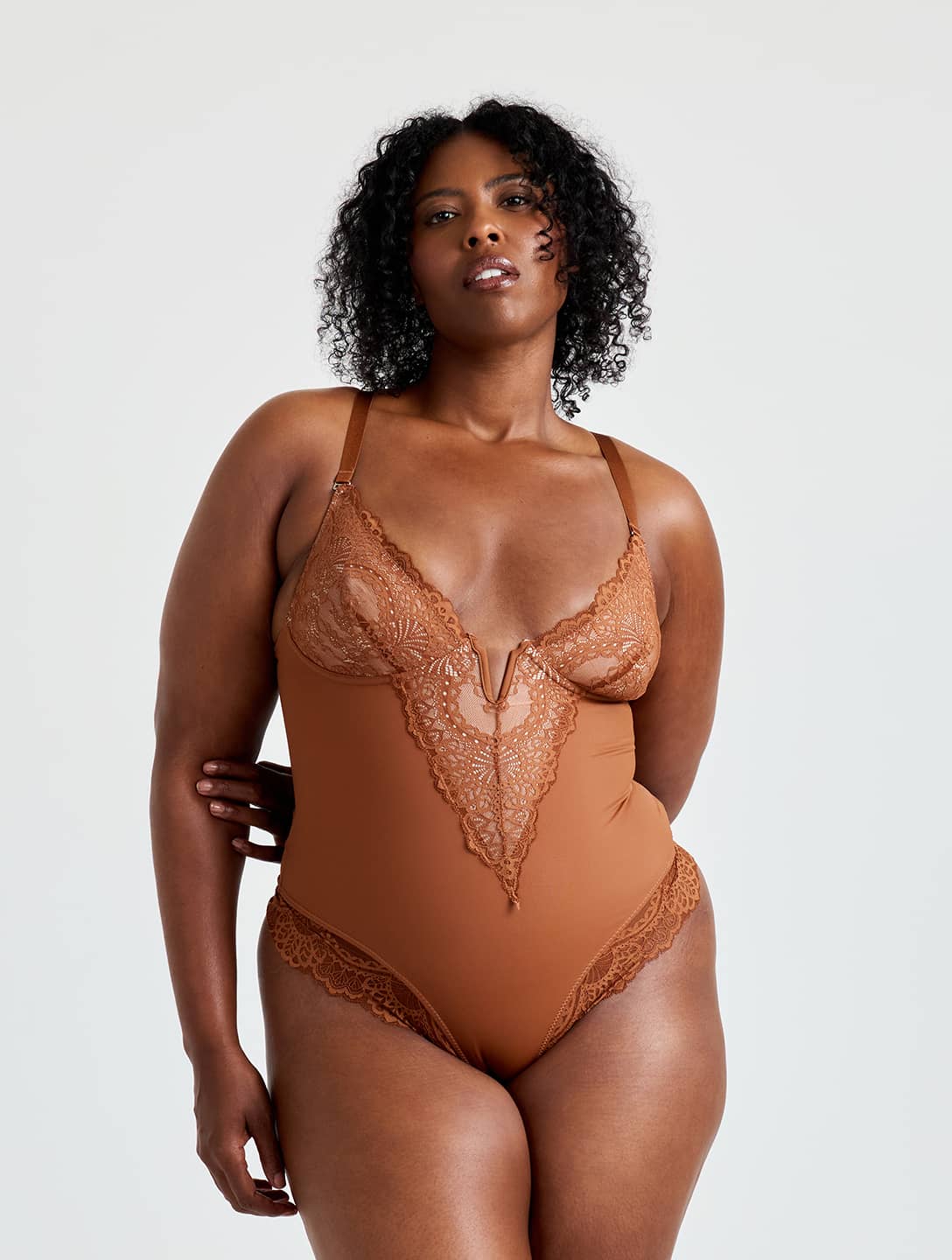 Body com decote em V e meio rendado