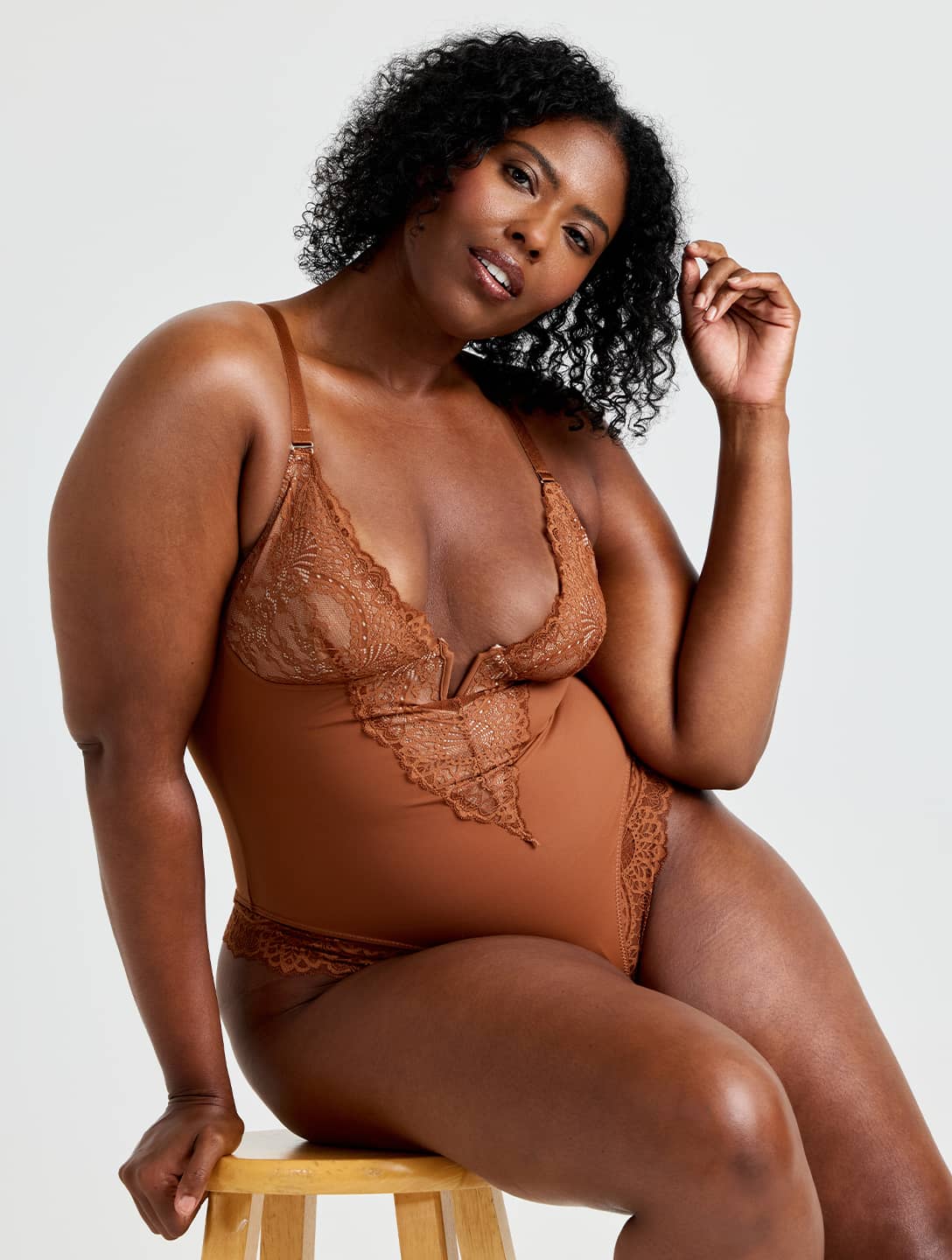 Body com decote em V e meio rendado