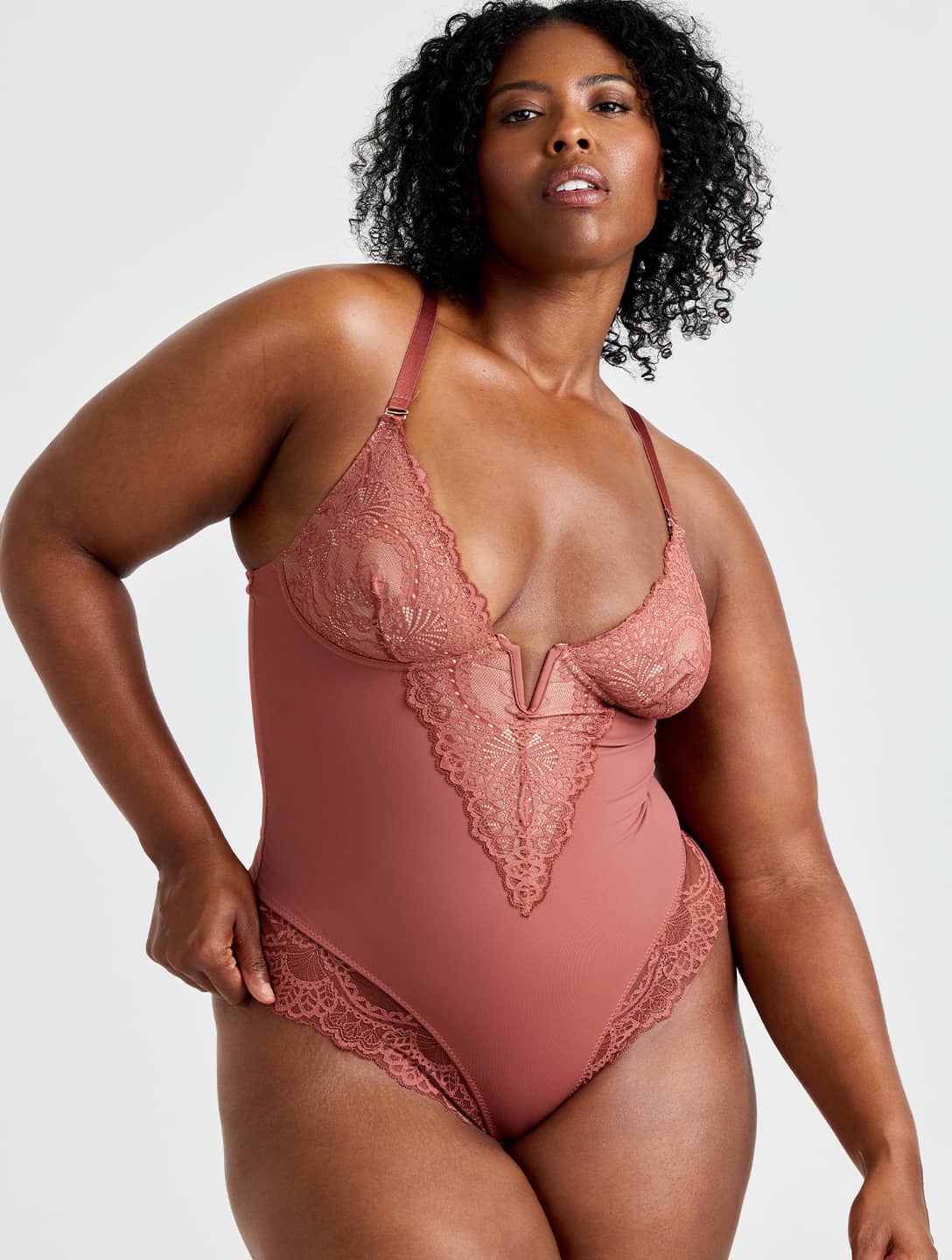 Body com decote em V e meio rendado